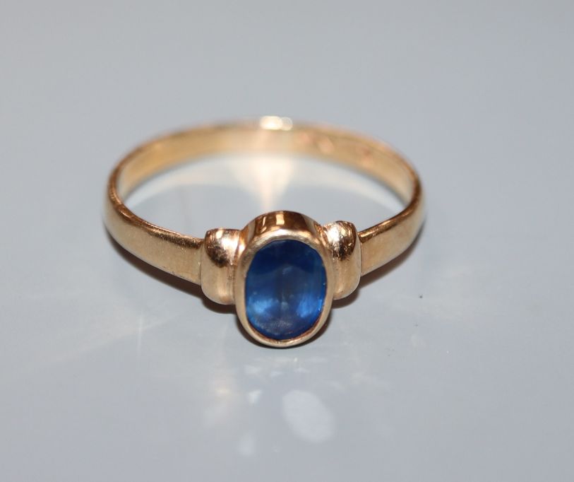 An 18k and solitaire sapphire ring, size R.