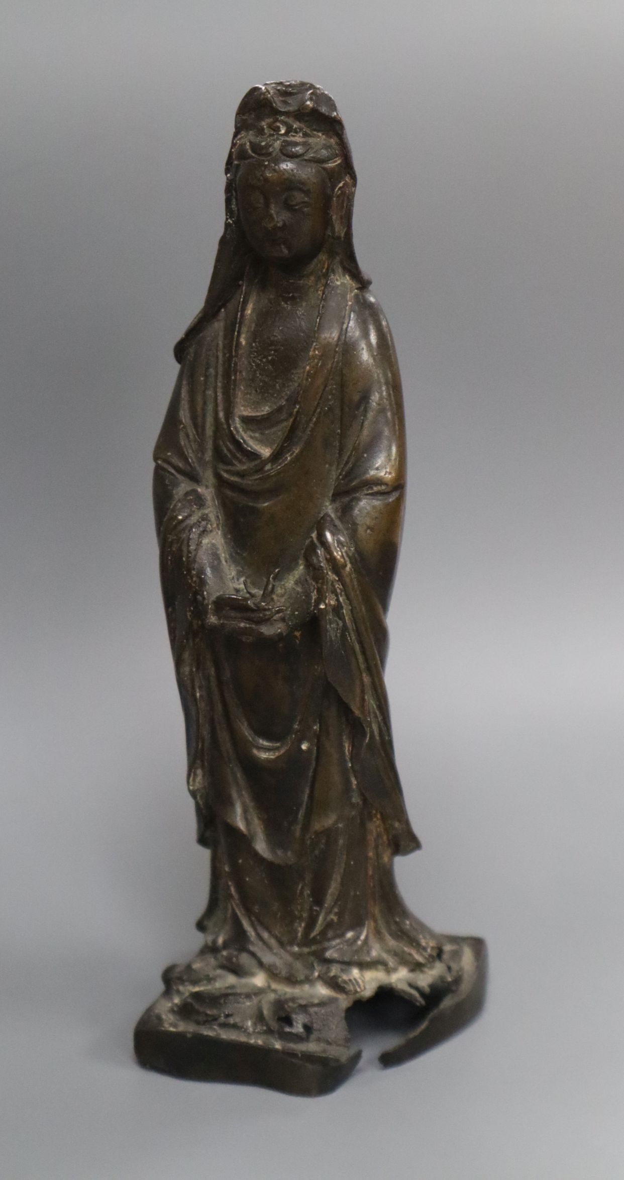 A Chinese bronze figure of Guanyin, 17th / 18th century