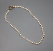 A single strand cultured pearl necklace, with yellow metal ring and bar clasp, approx. 46cm.