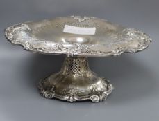 An American pierced sterling tazza, with engraved floral decoration, height 10cm, 19 oz.