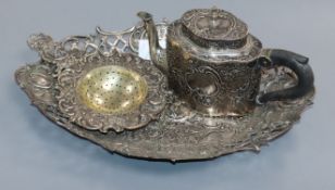 A continental pierced white metal dish, a similar strainer and a Hanau? bachelor's teapot, 14 oz.