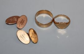 A pair of 9ct gold cufflinks, a 9ct gold wedding band and a 9ct gold signet ring.