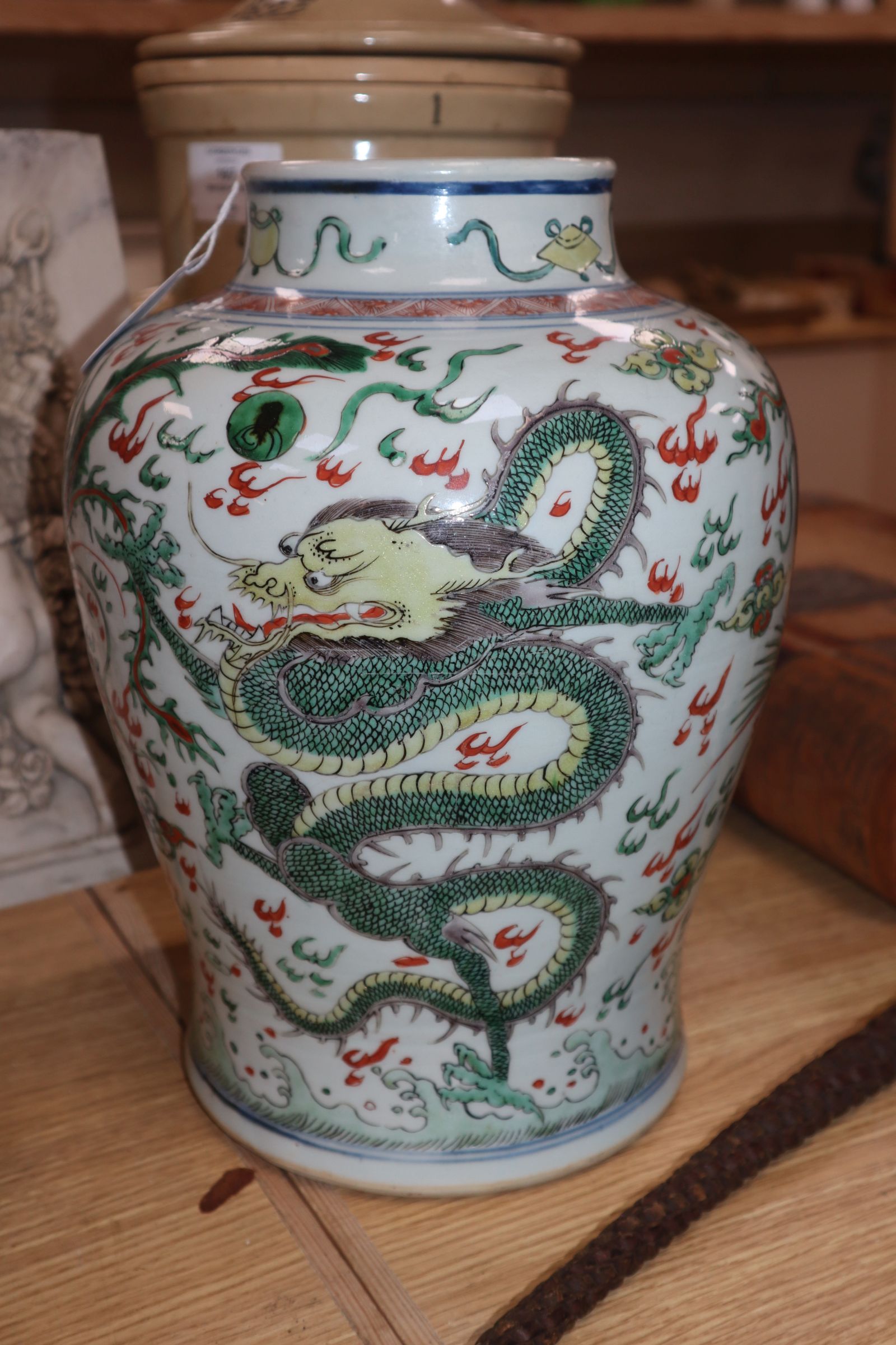 A large Chinese Kangxi period wucai vase - Image 5 of 8