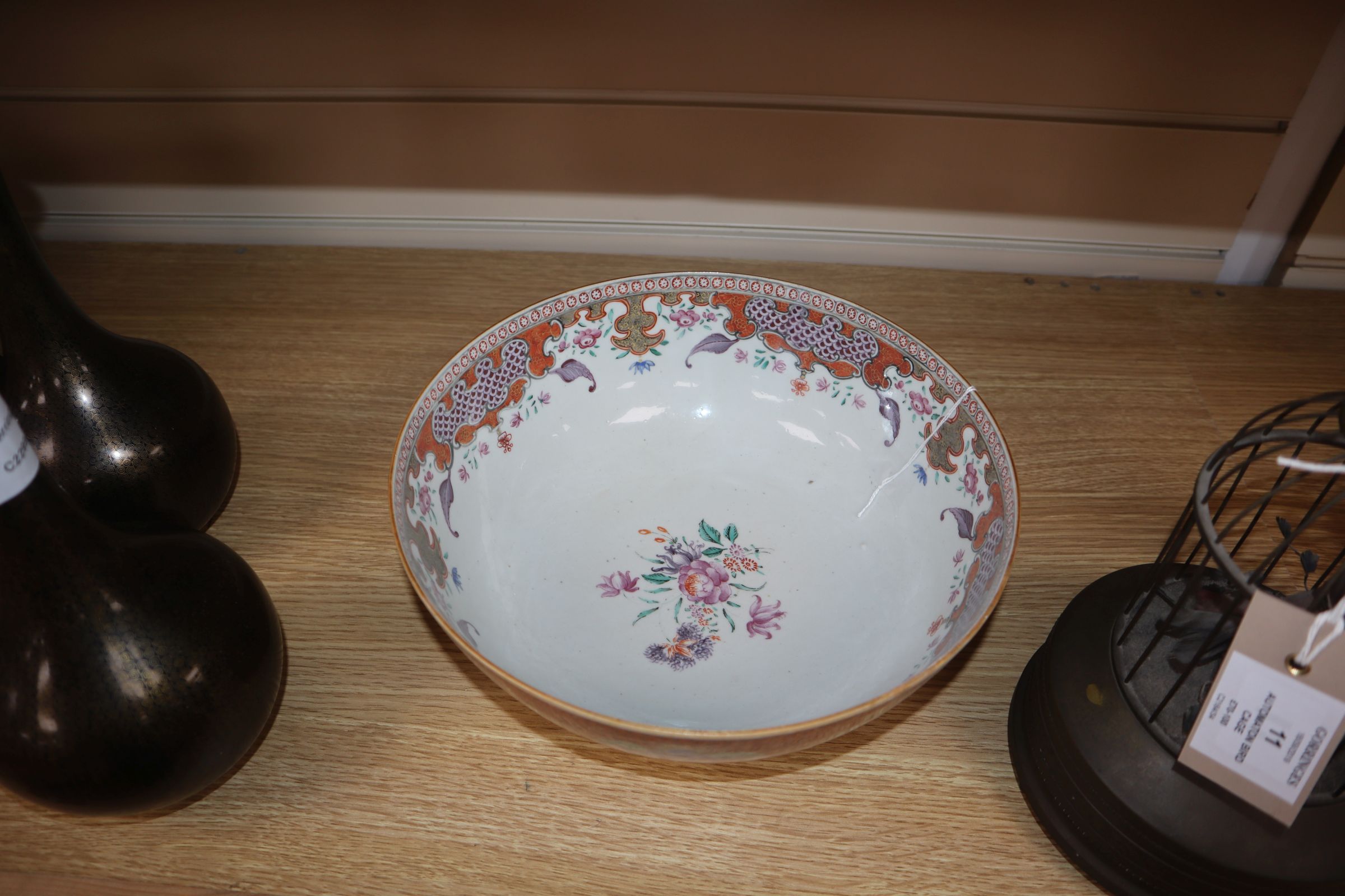 A Chinese famille rose mandarin bowl, Qianlong diameter 26cm - Image 7 of 8