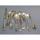 Sixteen items af assorted small mainly silver items of flatware, 8 oz.