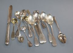 Sixteen items af assorted small mainly silver items of flatware, 8 oz.