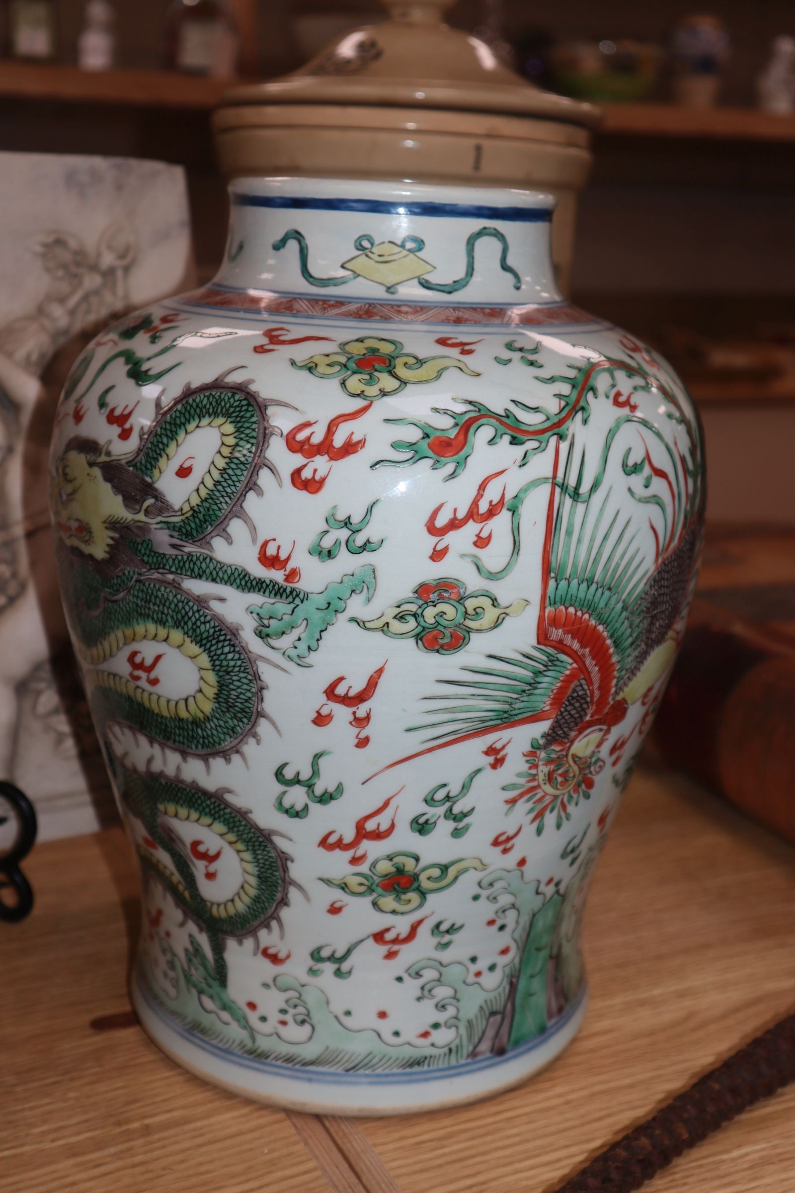 A large Chinese Kangxi period wucai vase - Image 4 of 8