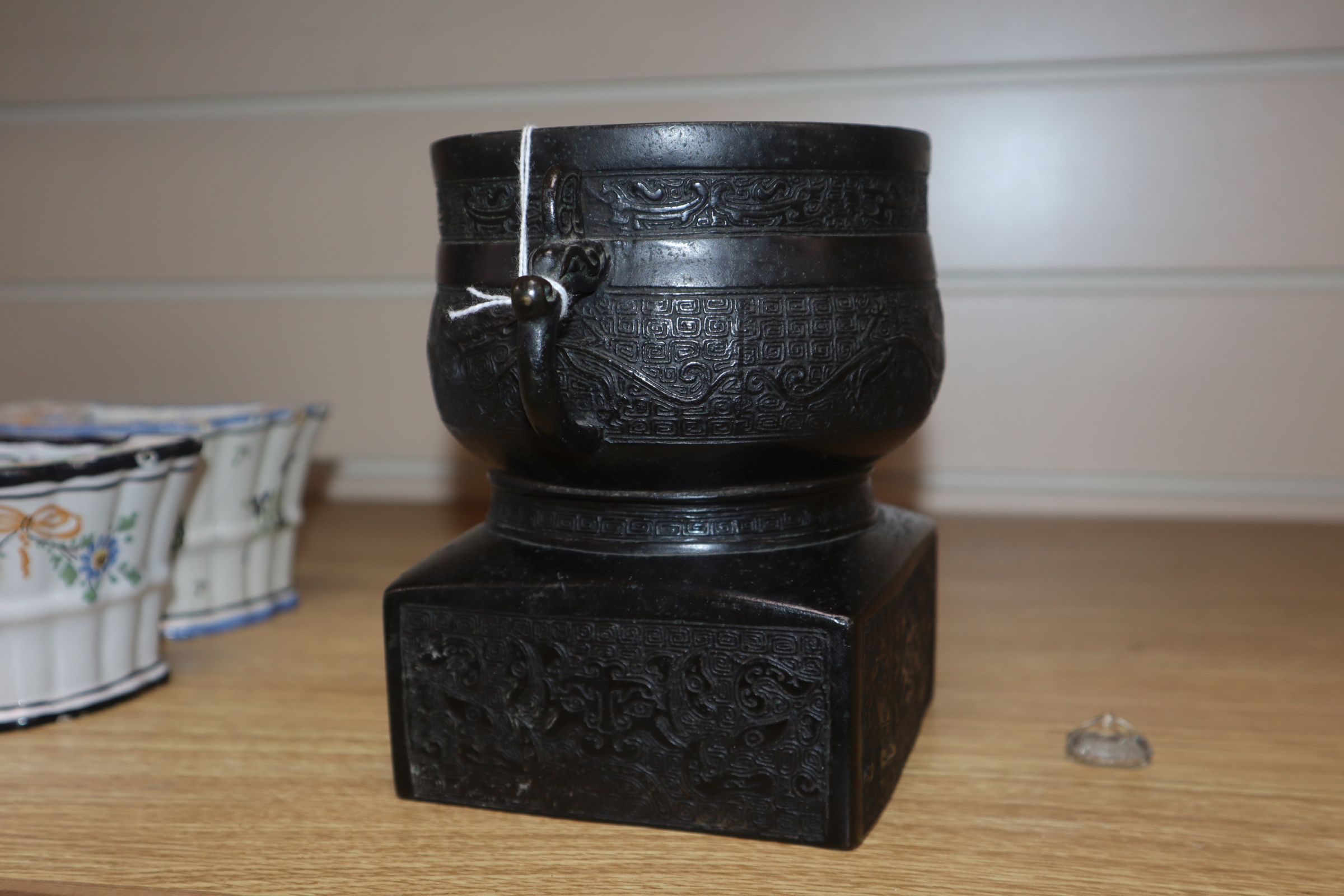 A Chinese archaistic bronze censer, 17th/18th century height 16cm - Image 5 of 8
