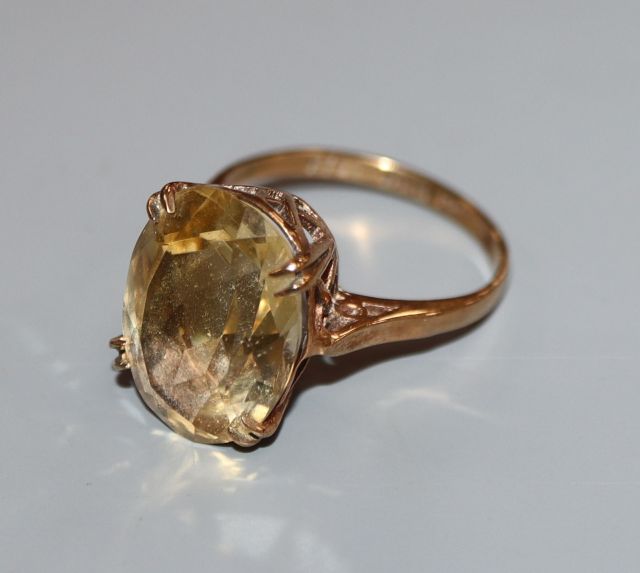 A 9ct gold and pale citrine ring, size O.