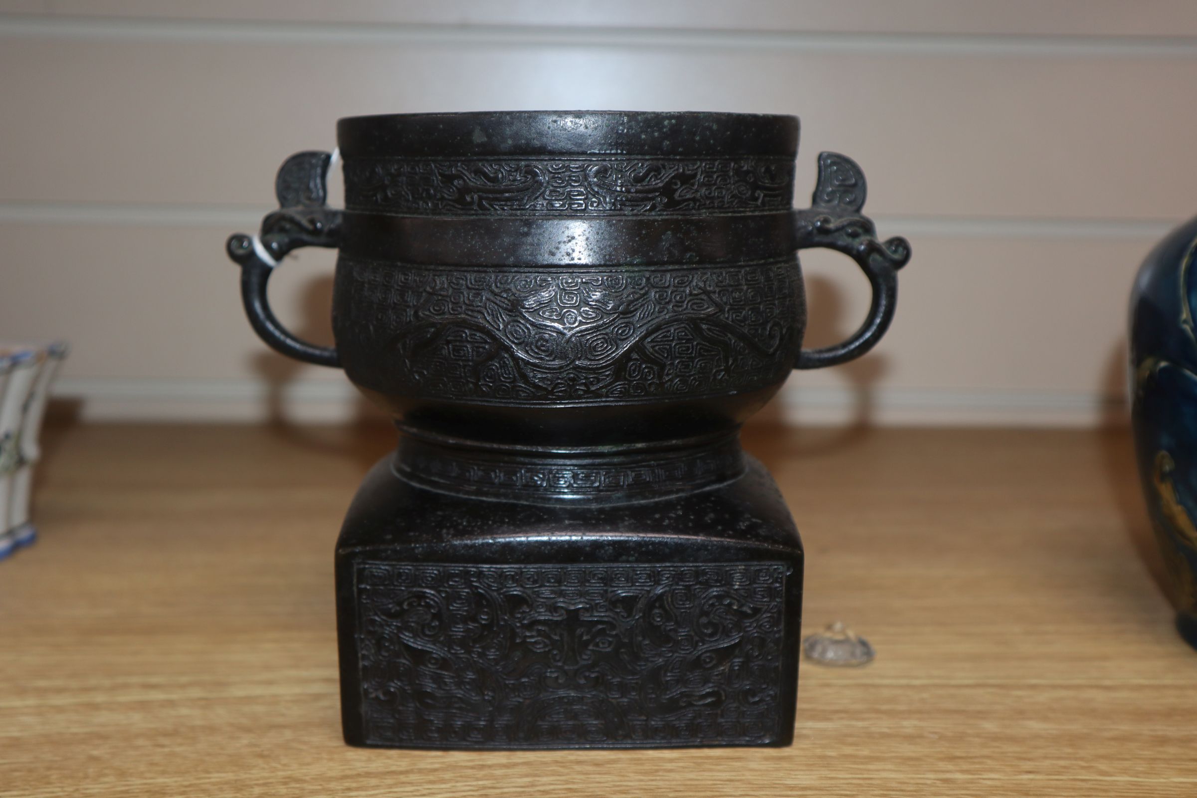 A Chinese archaistic bronze censer, 17th/18th century height 16cm - Image 4 of 8