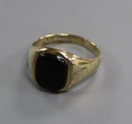 A 9ct gold and black onyx signet ring, size T