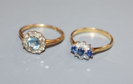 An 18ct gold sapphire ring and an 18ct gold, aquamarine and diamond cluster set ring.