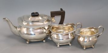 A George V silver three piece tea set, Birmingham, 1924, gross 36 oz.