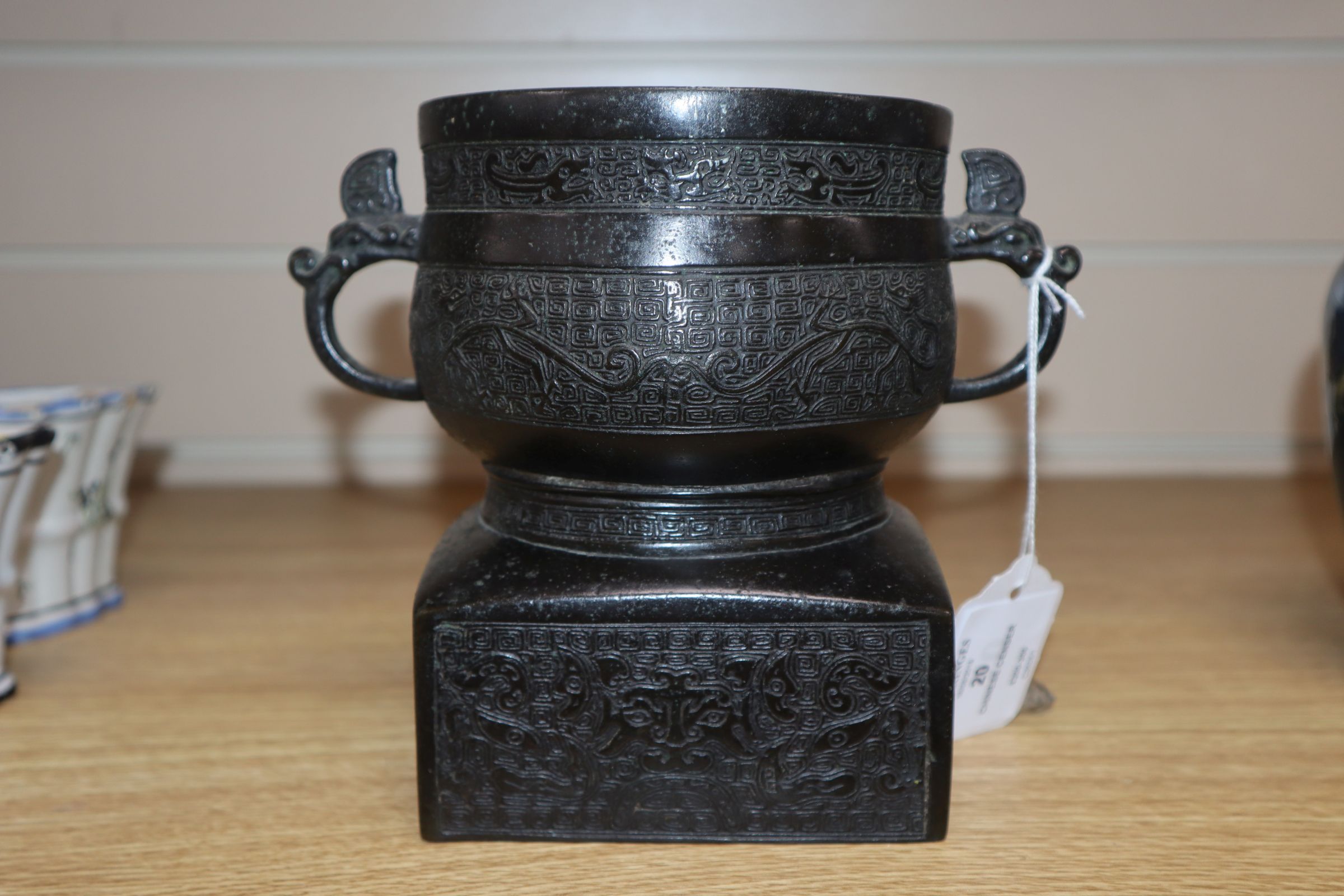 A Chinese archaistic bronze censer, 17th/18th century height 16cm - Image 2 of 8