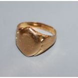An Edwardian 18ct gold signet ring, size M/N.