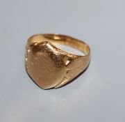 An Edwardian 18ct gold signet ring, size M/N.