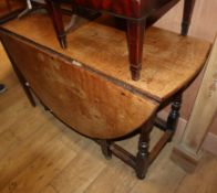 An early 18th century oak gateleg table L.102cm