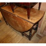 An early 18th century oak gateleg table L.102cm