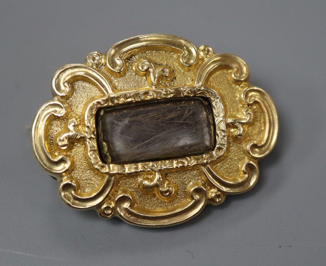 A Victorian yellow metal mourning brooch, with glazed panel, 25mm.