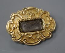 A Victorian yellow metal mourning brooch, with glazed panel, 25mm.