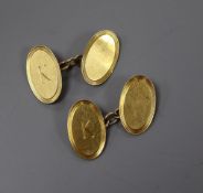 A pair of 18ct. gold engraved oval disc cufflinks, 7 grams.