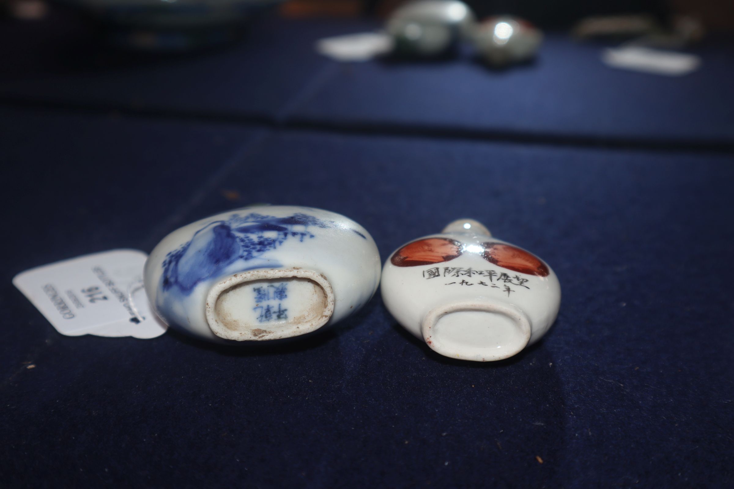 A Chinese Richard Nixon and Chairman Mao snuff bottle c.1972 and a Chinese blue and white snuff - Image 5 of 5