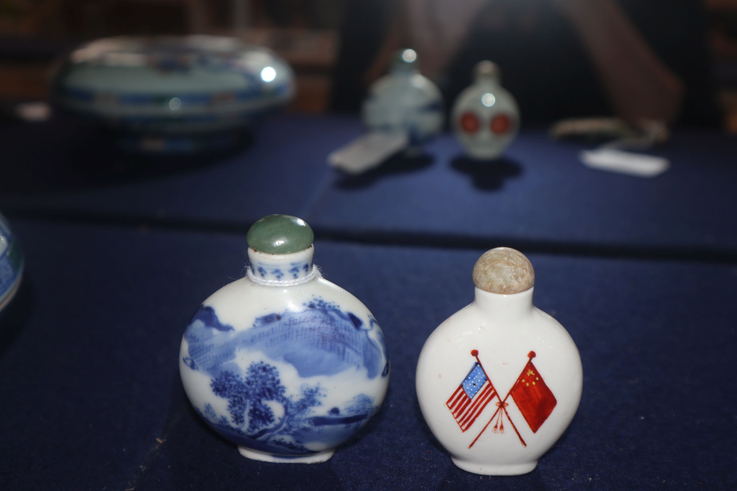 A Chinese Richard Nixon and Chairman Mao snuff bottle c.1972 and a Chinese blue and white snuff - Image 2 of 5