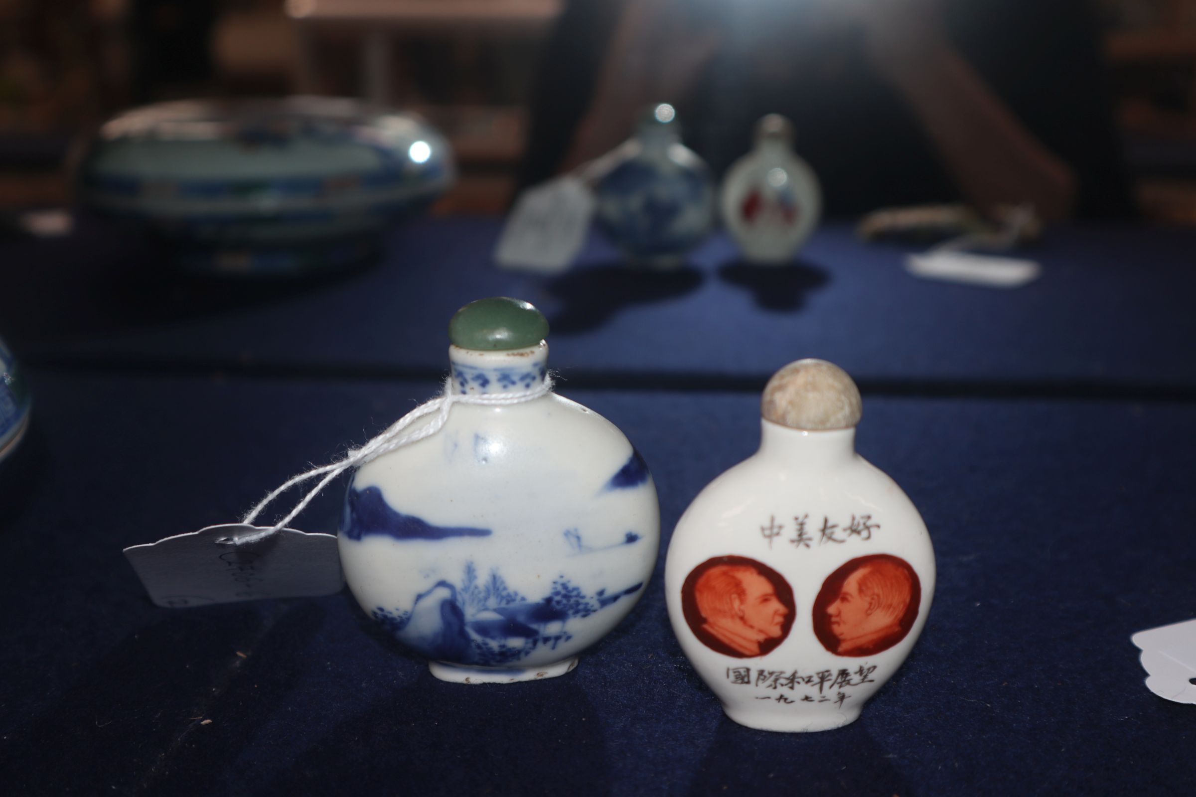 A Chinese Richard Nixon and Chairman Mao snuff bottle c.1972 and a Chinese blue and white snuff - Image 4 of 5
