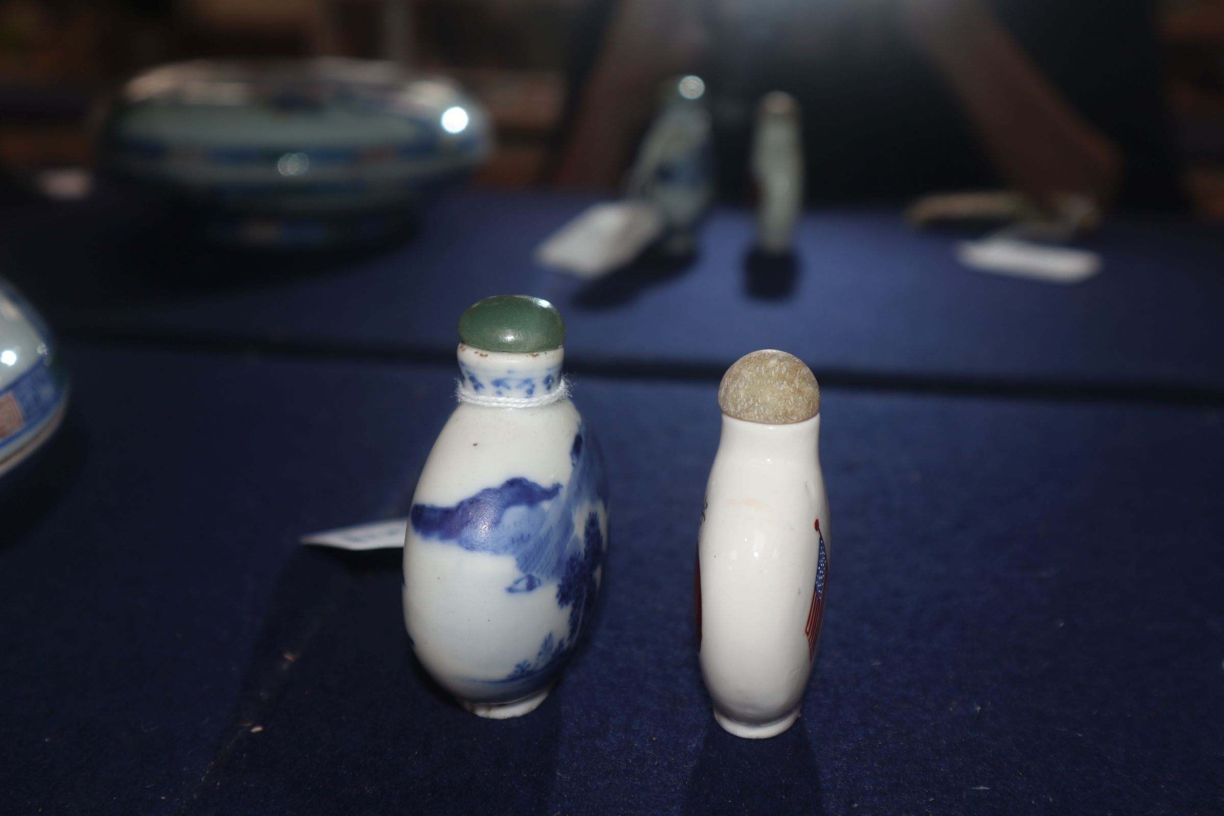 A Chinese Richard Nixon and Chairman Mao snuff bottle c.1972 and a Chinese blue and white snuff - Image 3 of 5