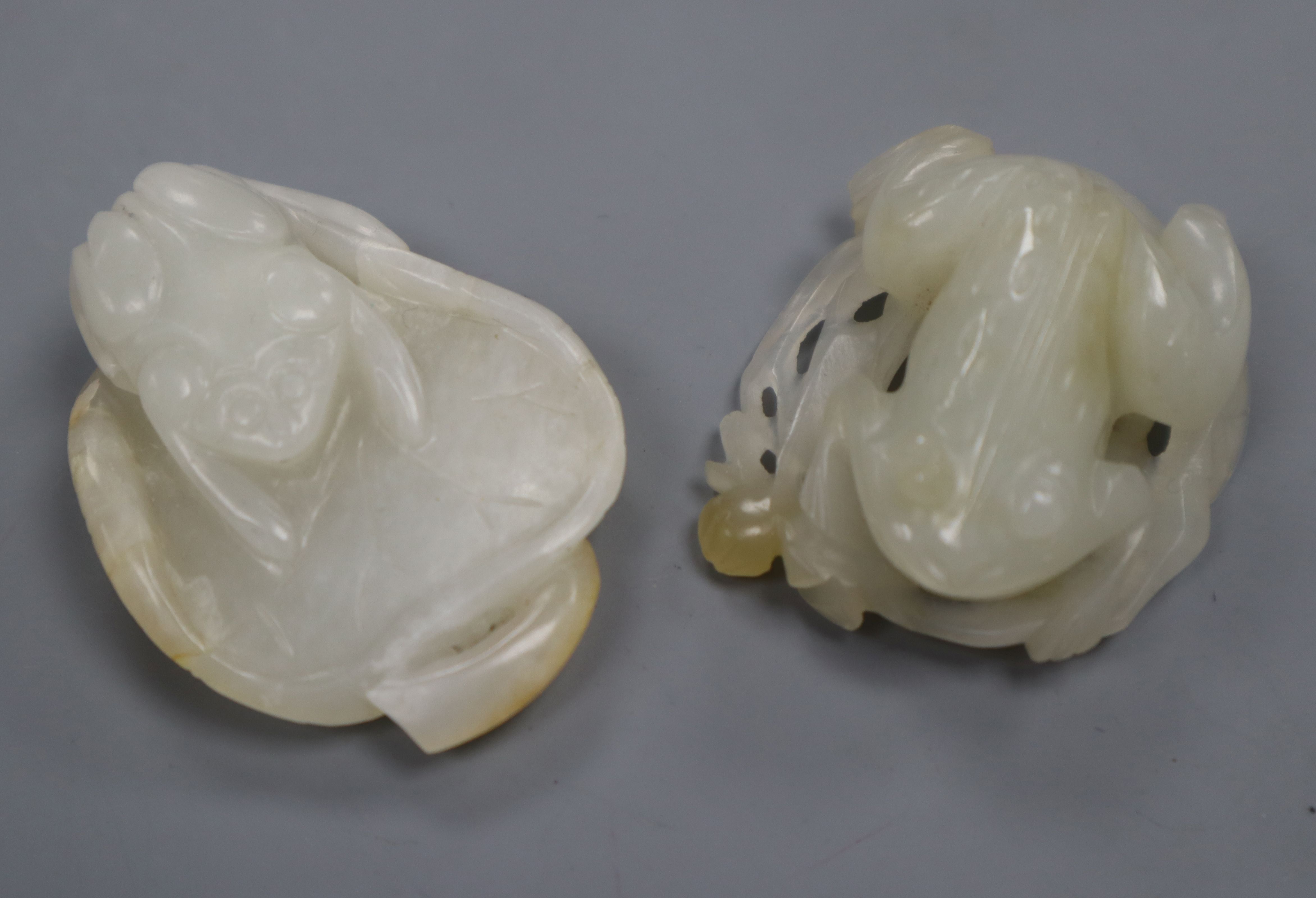 Two Chinese jade 'frog' carvings 5cm