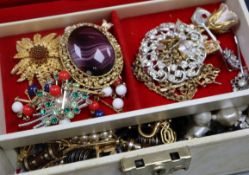 A quantity of assorted costume jewellery.