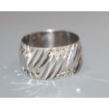 An 18ct white gold bright cut engraved modernist wedding band, size P/Q.