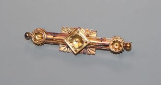 An Edwardian 15ct yellow metal bar brooch, 5cm.