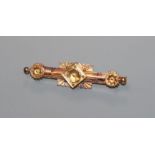 An Edwardian 15ct yellow metal bar brooch, 5cm.