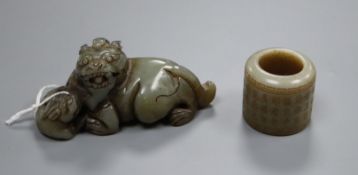 A jade carved lion-dog and an archer's ring