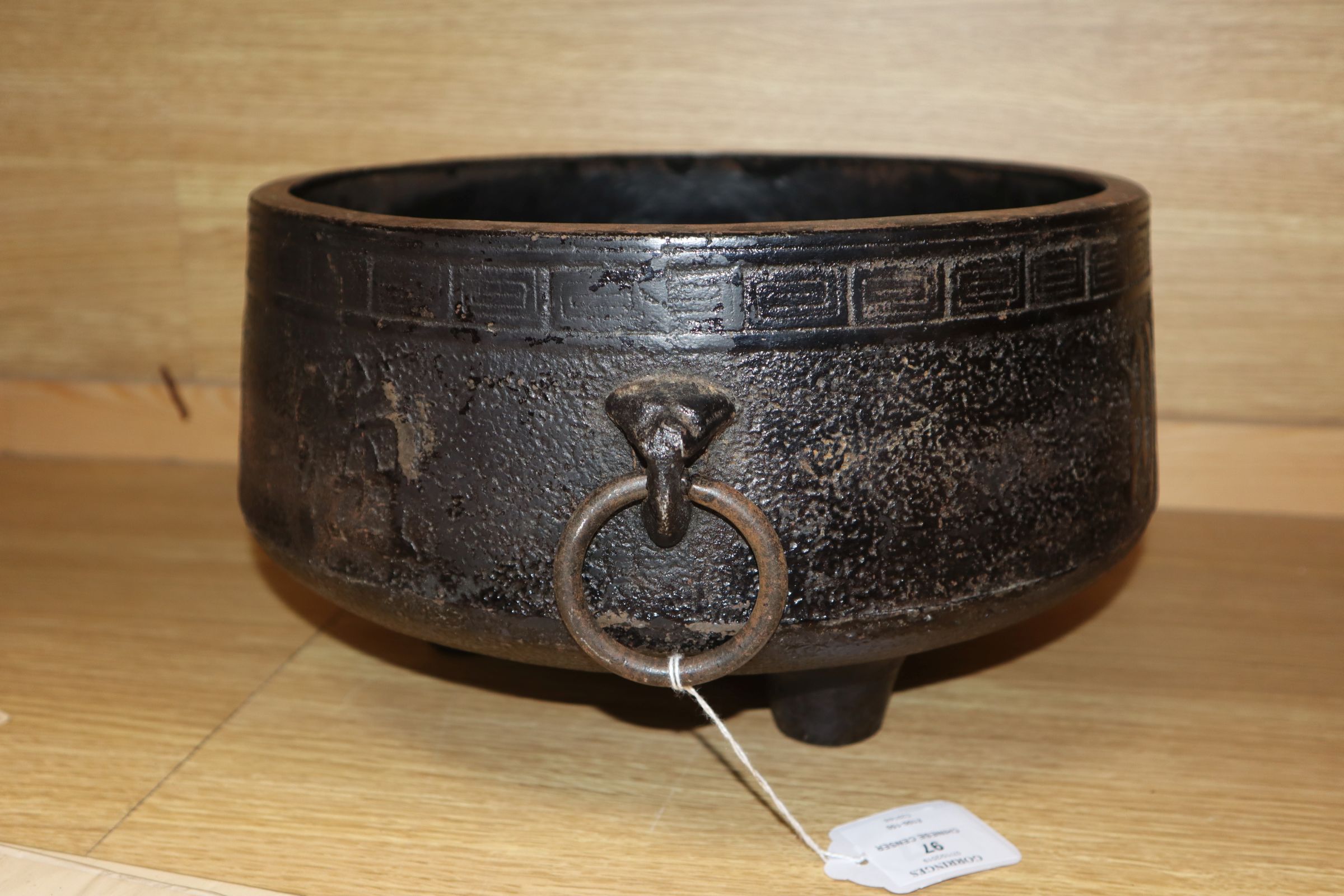 A Chinese cast iron tripod censer diameter 31cm - Image 5 of 7