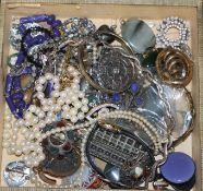 A quantity of assorted jewellery to include two cultured pearl strand with gold clasps, silver