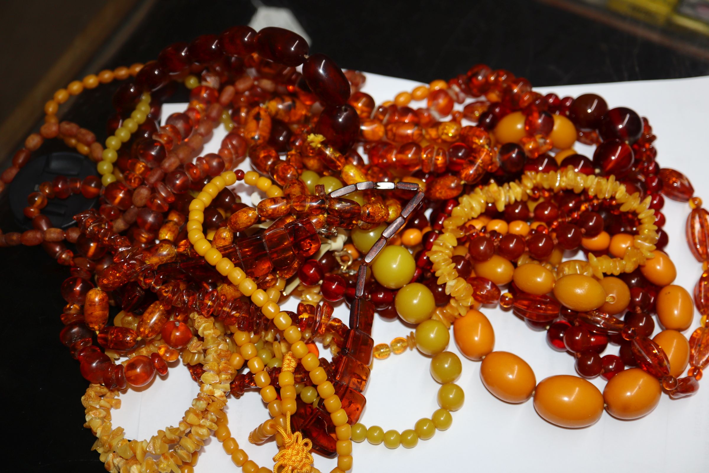 A quantity of amber and faux amber bead necklaces. - Image 3 of 8