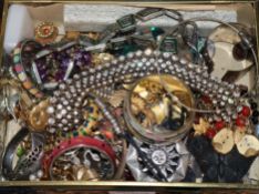 A quantity of costume jewellery.