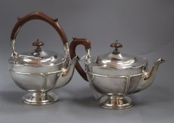 A George V Mappin and Webb silver tea kettle and matching teapot, Birmingham, 1924.