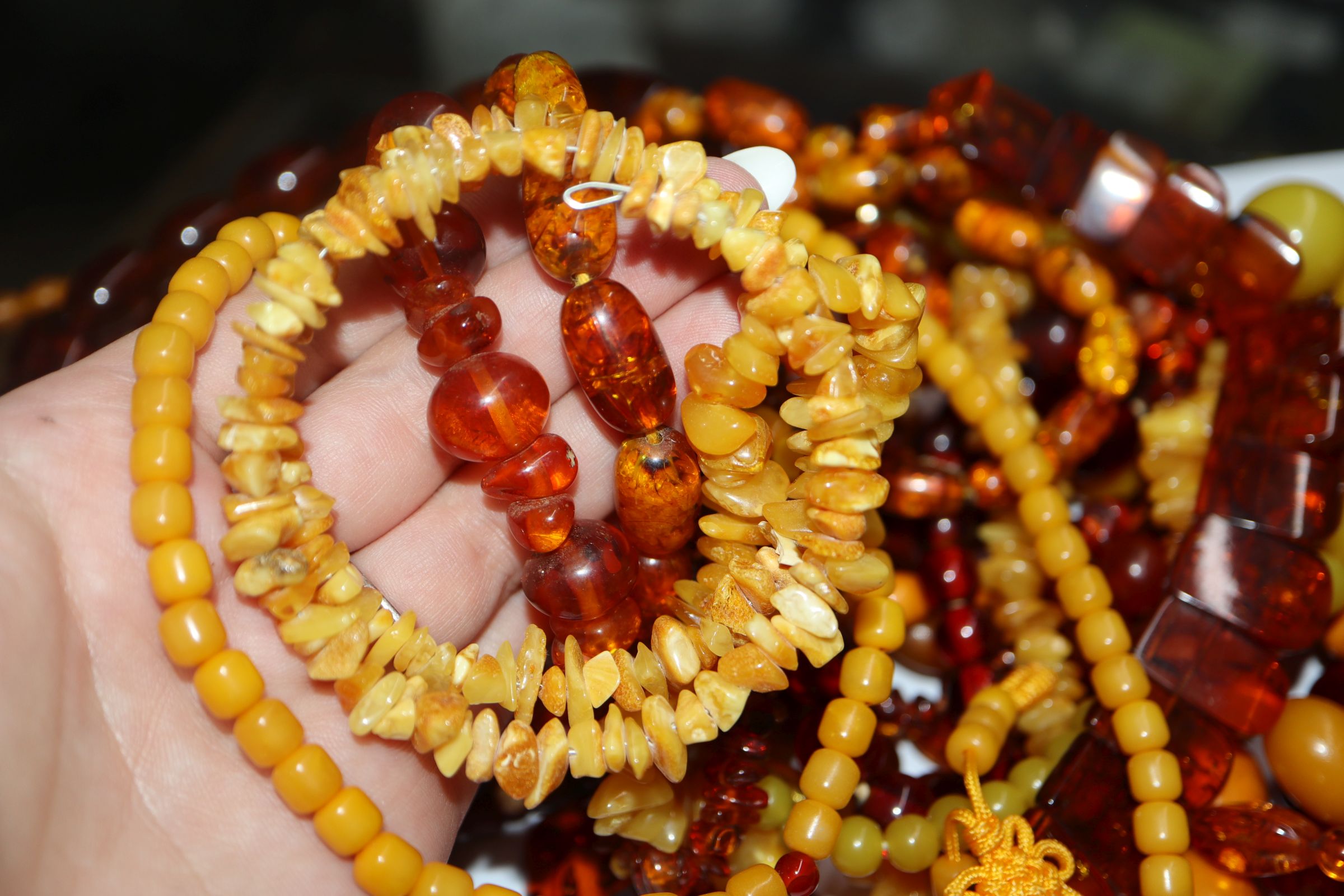 A quantity of amber and faux amber bead necklaces. - Image 6 of 8