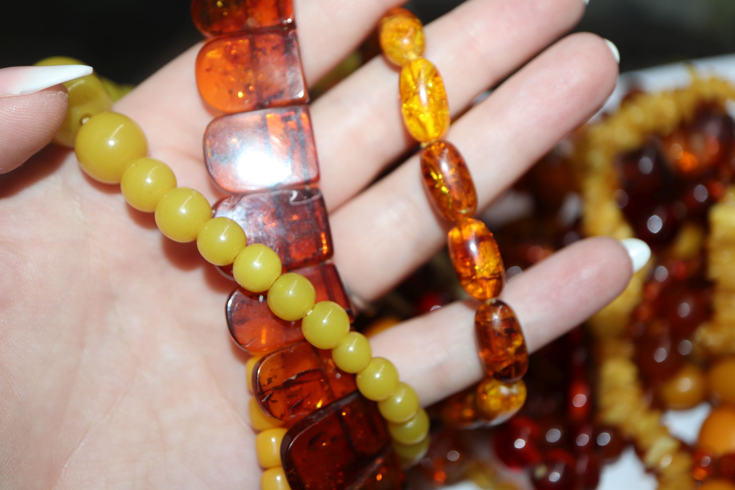 A quantity of amber and faux amber bead necklaces. - Image 5 of 8