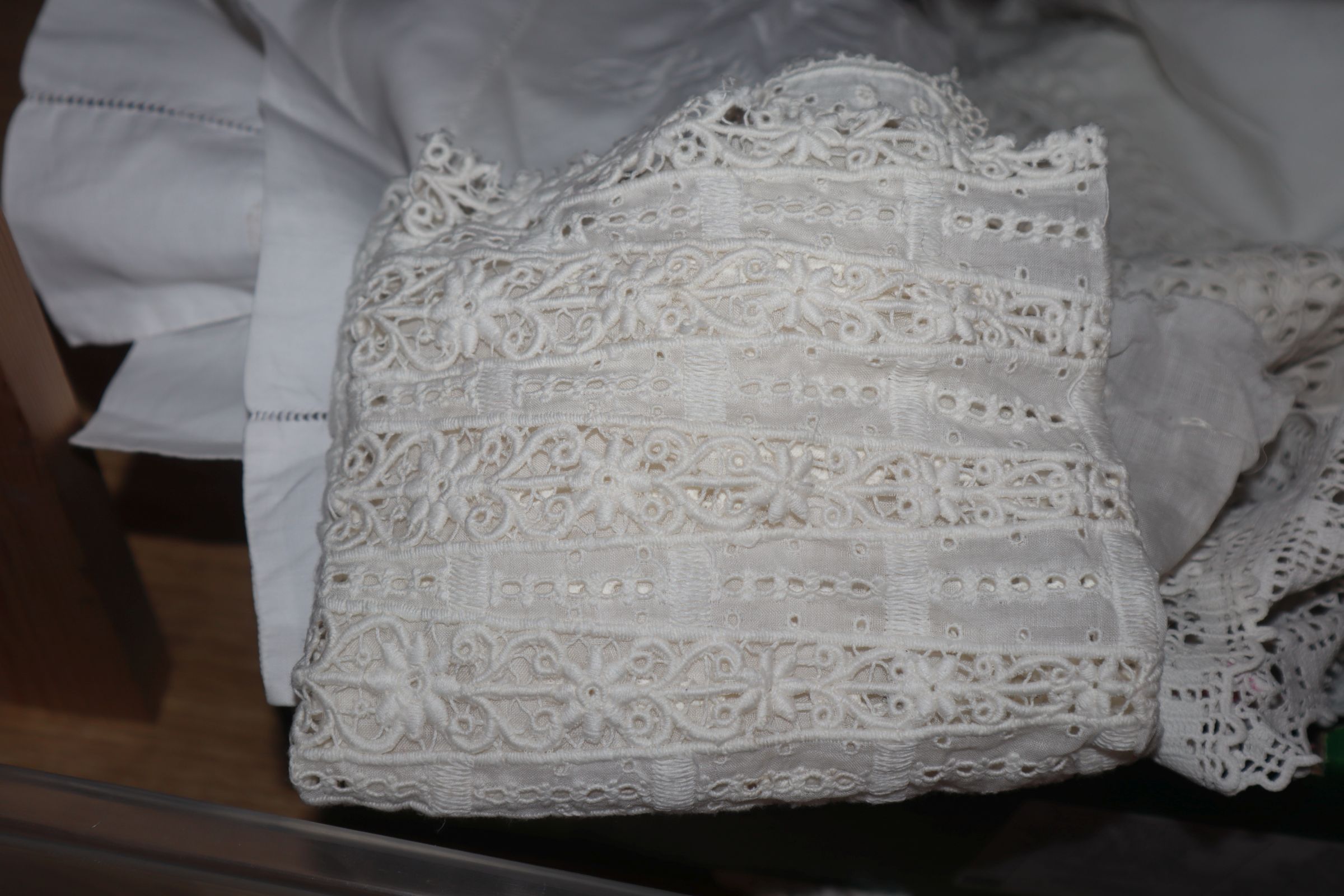 Various Brussels bobbin lace collars, a tape lace trim and mixed embroidered mats and linens - Image 2 of 7
