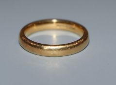 An 18ct yellow gold wedding ring, 4.2 grams.