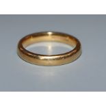 An 18ct yellow gold wedding ring, 4.2 grams.