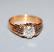 A gentleman's 18ct yellow metal and claw set solitaire diamond ring, the stone weighing