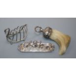 A late Victorian novelty silver swan shaped toastrack Birmingham, 1898, a silver mounted brush and