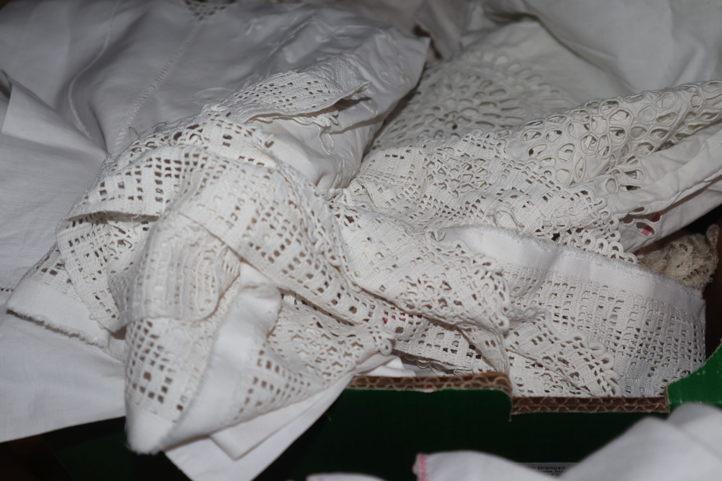 Various Brussels bobbin lace collars, a tape lace trim and mixed embroidered mats and linens - Image 5 of 7