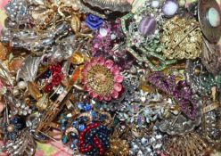 A quantity of assorted costume jewellery including brooches etc.