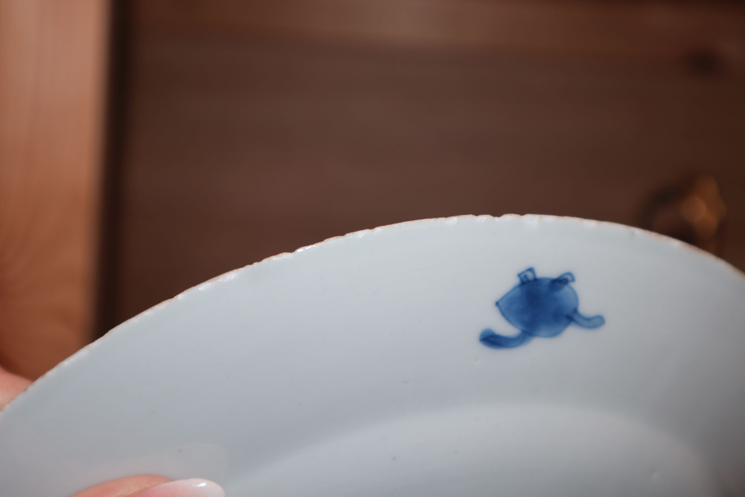 An 18th century Kangxi Chinese blue and white dragon plate and one other. largest diameter 22.5cm - Bild 5 aus 7